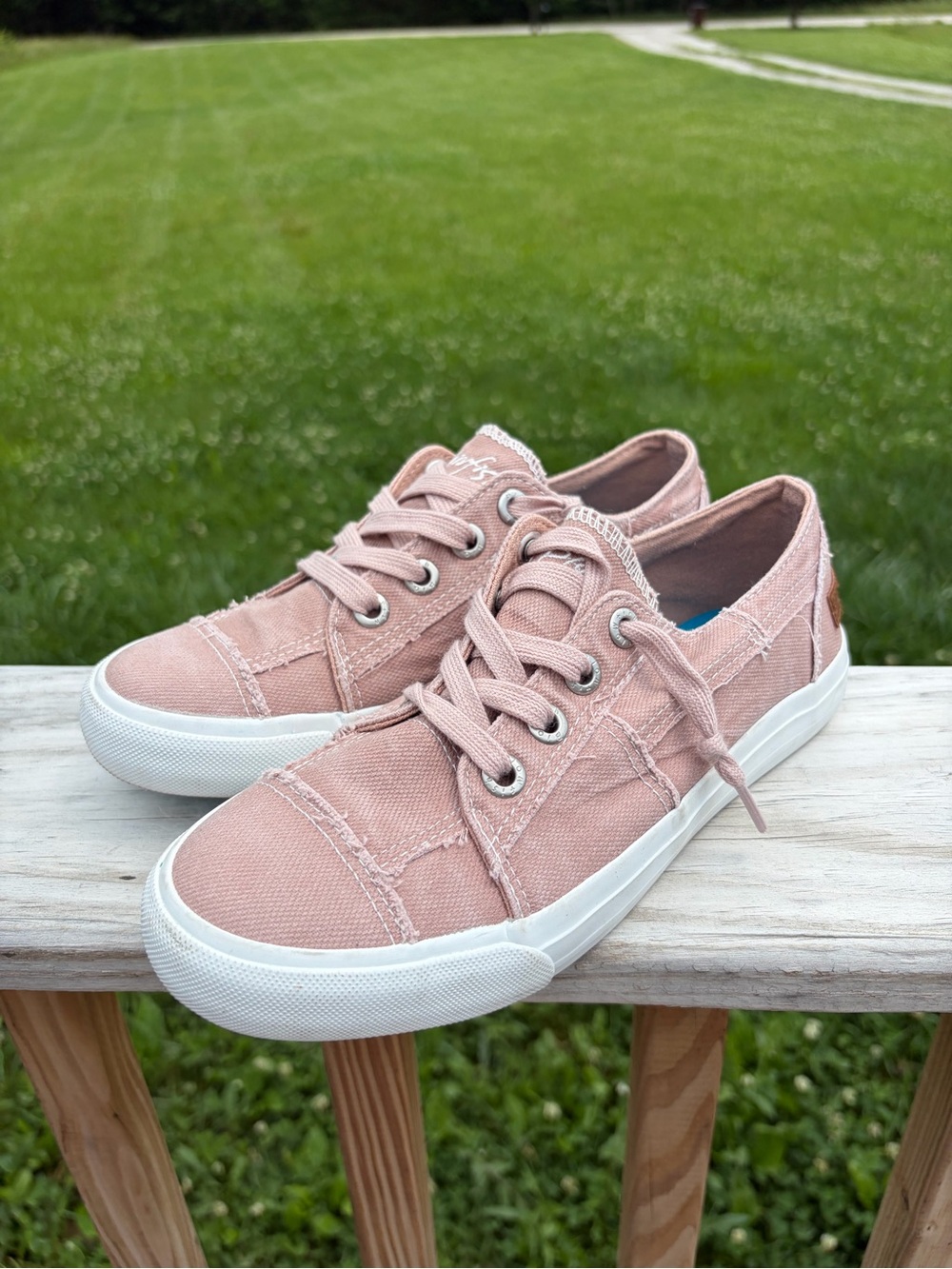Blowfish Malibu Sneakers Women's Size 7 Canvas Distressed Shoes Pink Comfy